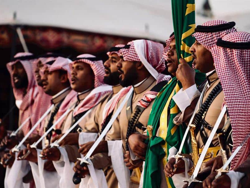 اضغط لمشاهدة الفيديو: لحظة وصول قافلة ركايب بعد أن قطعت صحراء الربع الخالي في 24 يومًا